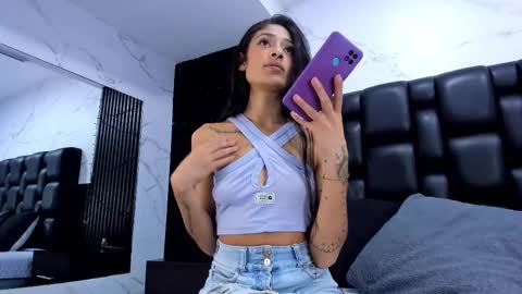 Snapshot of aurorabon chatting on 11.28.25 Aurora online show from 11.28.25