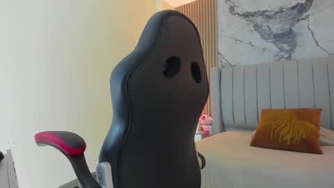 Snapshot of auroramartin2 chatting on 10.23.25 auroramartin2 online show from 10.23.25