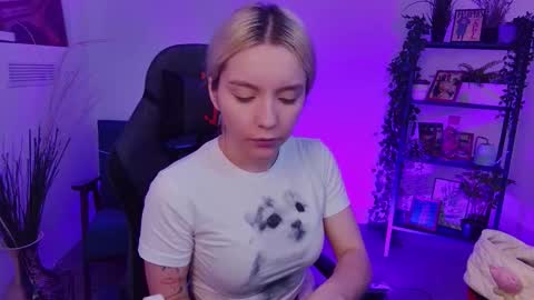 aurorawrenfield online show from 09.25.25