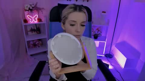 aurorawrenfield online show from 10.08.25