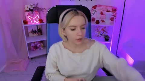 aurorawrenfield online show from 11.12.25