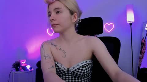 aurorawrenfield online show from 04.17.26