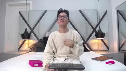 Snapshot of austinreeds chatting on 09.23.25 austinreeds online show from 09.23.25