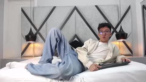 Snapshot of austinreeds chatting on 09.29.25 austinreeds online show from 09.29.25