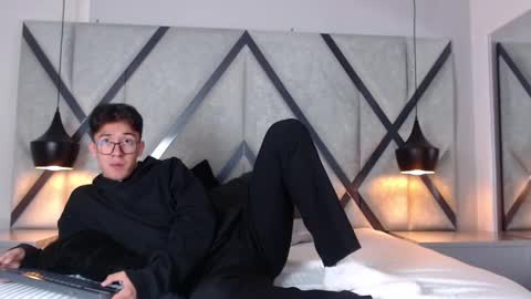 Snapshot of austinreeds chatting on 10.04.25 austinreeds online show from 10.04.25