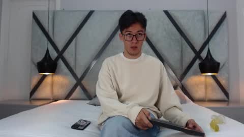 Snapshot of austinreeds chatting on 10.06.25 austinreeds online show from 10.06.25