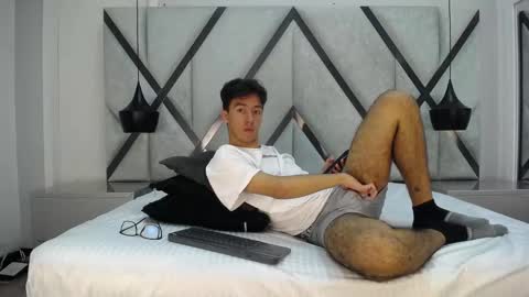 Snapshot of austinreeds chatting on 10.14.25 austinreeds online show from 10.14.25