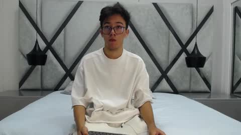 Snapshot of austinreeds chatting on 10.18.25 austinreeds online show from 10.18.25