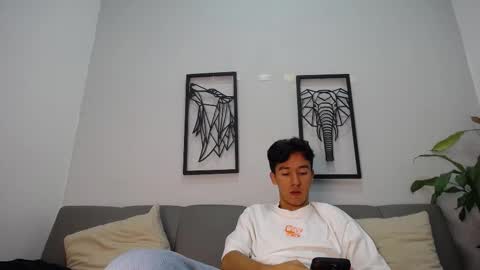 Snapshot of austinreeds chatting on 10.21.25 austinreeds online show from 10.21.25