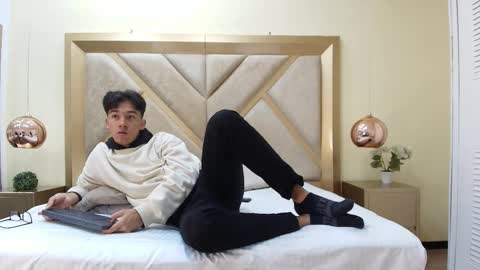 Snapshot of austinreeds chatting on 10.30.25 austinreeds online show from 10.30.25