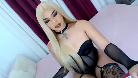 Snapshot of ava_lux chatting on 10.25.25 Ava online show from 10.25.25