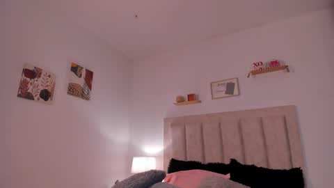 Avaline Help me reach 100 likes TRANSMISSION EVERY DAY FROM 39 PM online show from 02.19.25