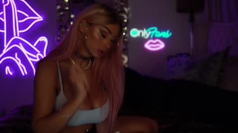 Snapshot of avalonnfoxx chatting on 12.14.24 AvalonnFoxx online show from 12.14.24