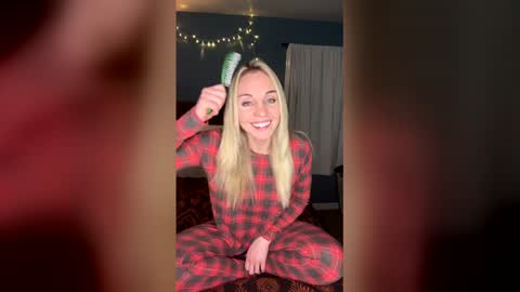 Snapshot of avarosefit chatting on 01.07.26 Ava Rose online show from 01.07.26