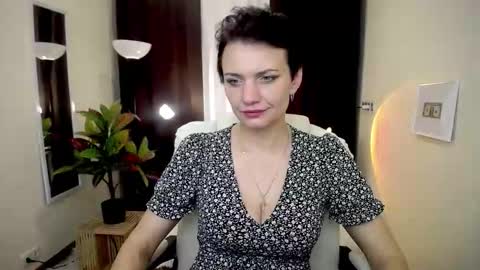 Snapshot of avasaturnian chatting on 10.09.25 avasaturnian online show from 10.09.25