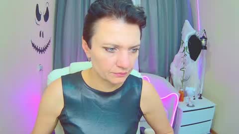 Snapshot of avasaturnian chatting on 11.06.25 avasaturnian online show from 11.06.25