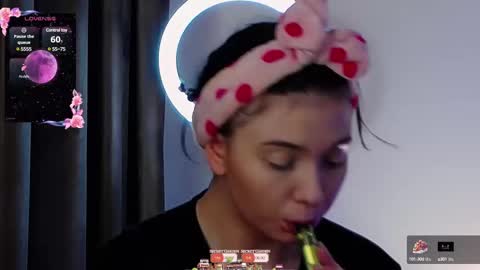 Snapshot of averywillow chatting on 03.03.25 AveryWillow online show from 03.03.25