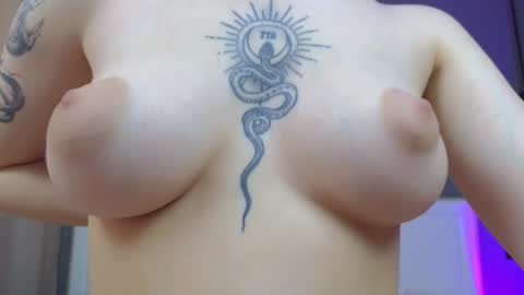 Snapshot of avgustina_love chatting on 02.01.25 avgustina_love online show from 02.01.25