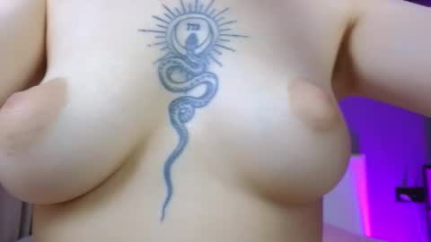 Snapshot of avgustina_love chatting on 11.20.25 avgustina_love online show from 11.20.25