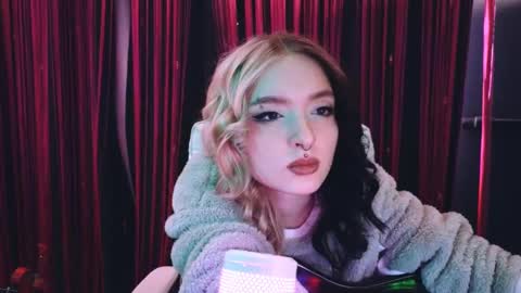 Snapshot of avi_nile chatting on 03.11.25 Avriel online show from 03.11.25