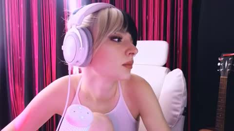 Snapshot of avi_nile chatting on 02.01.26 Avriel online show from 02.01.26