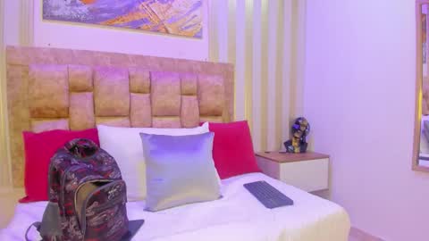 Snapshot of avis_lara chatting on 10.19.25 AVIS online show from 10.19.25