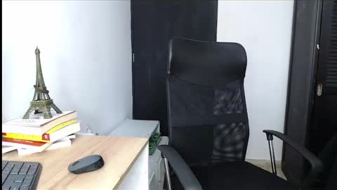 Snapshot of avis_lara chatting on 10.31.25 AVIS online show from 10.31.25