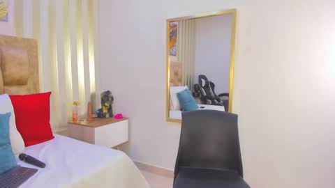 Snapshot of avis_lara chatting on 11.04.25 AVIS online show from 11.04.25