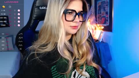 Snapshot of avrill_morgan chatting on 01.22.25 Avrill Morgan online show from 01.22.25