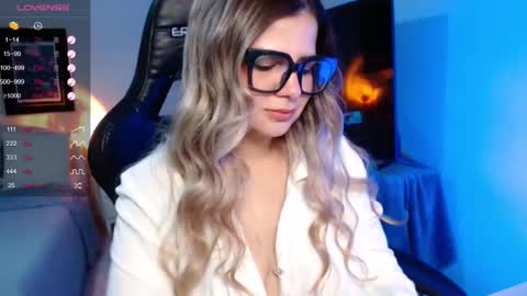 Snapshot of avrill_morgan chatting on 09.22.25 Avrill Morgan online show from 09.22.25
