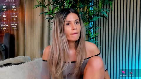 Snapshot of avrillcyrux chatting on 01.28.25 AVRILL CYRUX online show from 01.28.25