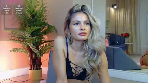 Snapshot of avrillcyrux chatting on 10.17.25 AVRILL CYRUX online show from 10.17.25