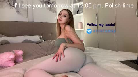 Snapshot of avroramy chatting on 02.11.25 Avrora online show from 02.11.25