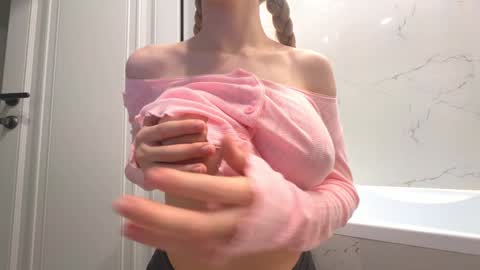 Snapshot of avroramy chatting on 09.22.25 Avrora online show from 09.22.25