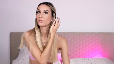 Snapshot of awalynch chatting on 10.16.25 awalynch online show from 10.16.25