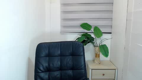 ayalvrs18 online show from 02.26.25