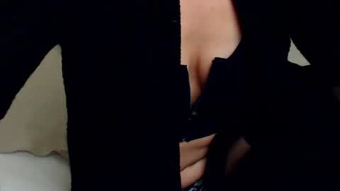 Snapshot of aylynrichard chatting on 10.16.25 aylynrichard online show from 10.16.25