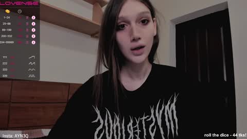 Snapshot of ayn3q chatting on 12.21.24 AYNEK fansly online show from 12.21.24