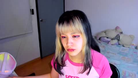 Snapshot of azu_moure chatting on 12.17.24 Azu Moure online show from 12.17.24