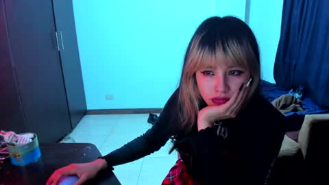 Snapshot of azu_moure chatting on 01.06.25 Azu Moure online show from 01.06.25