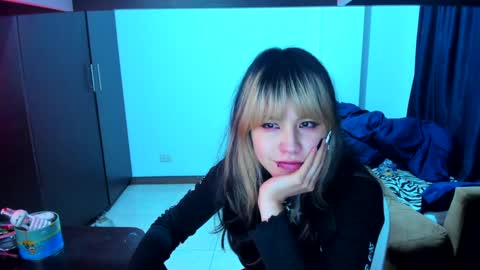 Snapshot of azu_moure chatting on 01.06.25 Azu Moure online show from 01.06.25