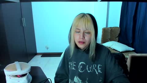 Snapshot of azu_moure chatting on 02.23.25 Azu Moure online show from 02.23.25