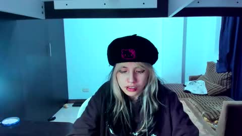 Snapshot of azu_moure chatting on 03.07.25 Azu Moure online show from 03.07.25