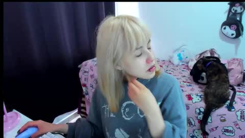 Snapshot of azu_moure chatting on 12.14.25 Azu Moure online show from 12.14.25