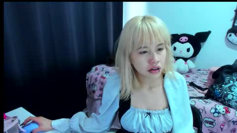 Snapshot of azu_moure chatting on 12.22.25 Azu Moure online show from 12.22.25