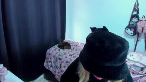 Snapshot of azu_moure chatting on 01.05.26 Azu Moure online show from 01.05.26