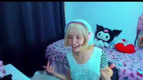 Snapshot of azu_moure chatting on 02.13.26 Azu Moure online show from 02.13.26