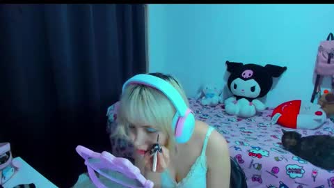 Snapshot of azu_moure chatting on 02.14.26 Azu Moure online show from 02.14.26