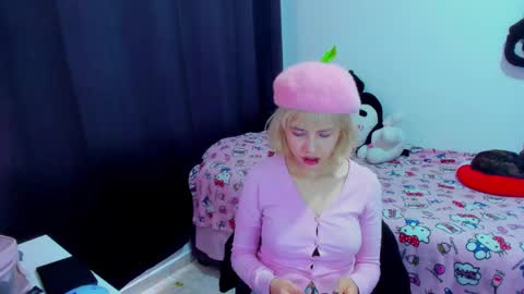 Snapshot of azu_moure chatting on 02.28.26 Azu Moure online show from 02.28.26