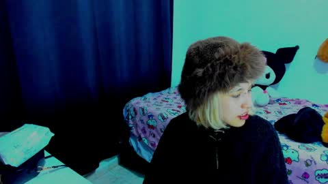Snapshot of azu_moure chatting on 03.27.26 Azu Moure online show from 03.27.26